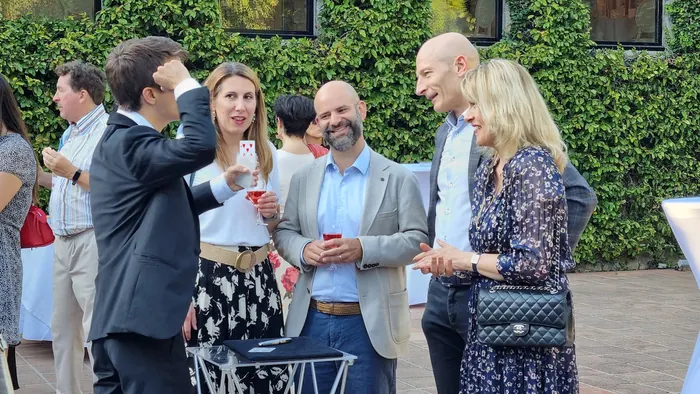 Tour de magie pendant un cocktail en extérieur