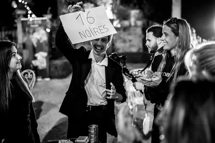Numéro de mentalisme en noir et blanc avec une carte annoncée à l'avance