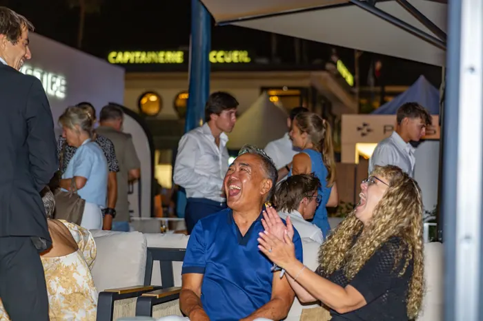 Éclats de rire d'invités sur un événement en bord de mer