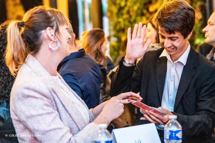 Une participante choisit une carte lors d'un séminaire d'entreprise