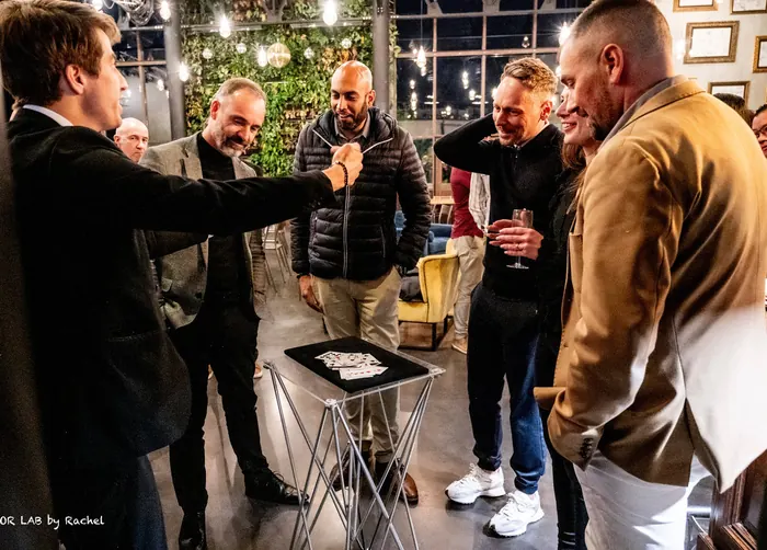 Tour de cartes au milieu d'invités lors d'une soirée clients