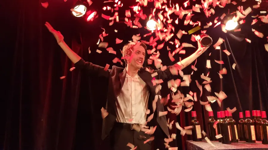 Valentin Bevy sur scène sous une pluie de confettis